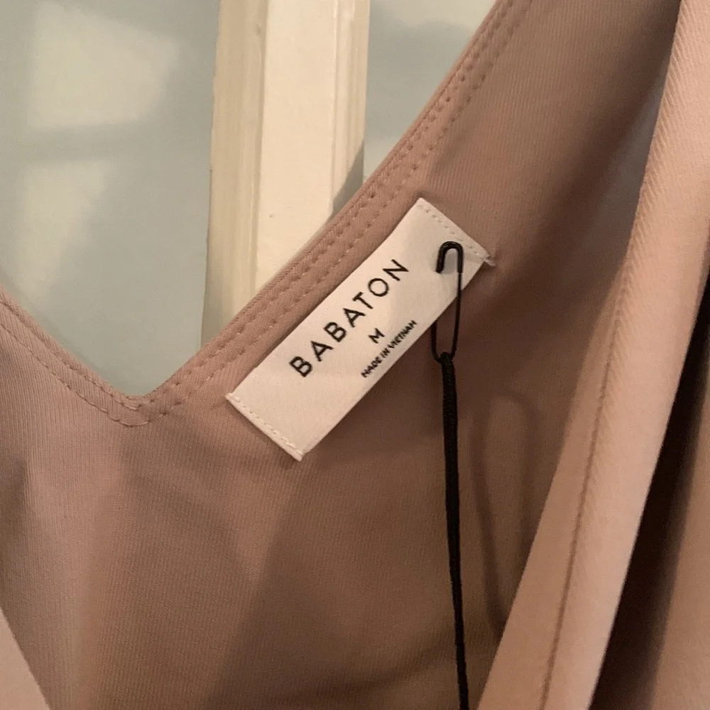 NWOT Aritzia Babaton deep v neck taupe body suite - medium - Picture 4 of 7